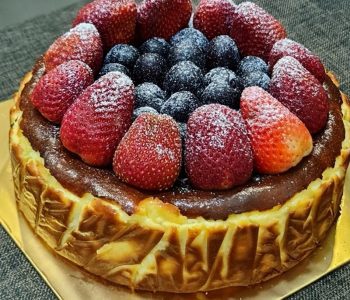 Basque cheese cake with berry