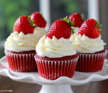 Red-velvet strawberry cup cake