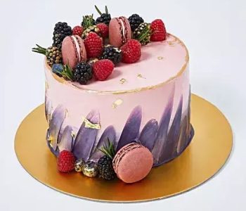 butter cream cake with fresh berry